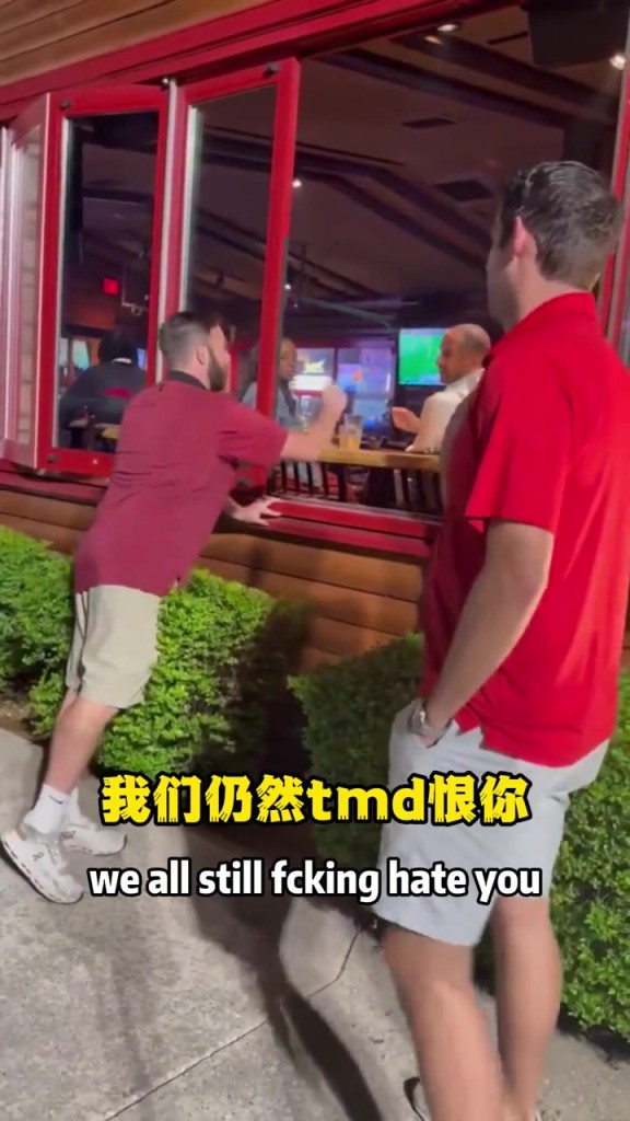 余恨未消!独行侠球迷偶遇尼克-哈里森:我们仍然TMD恨你! 余恨未消!独行侠球迷偶遇尼克-哈里森:我们仍然TMD恨你!